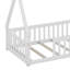 Lit simple en bois en forme de tente avec garde-corps-118309726