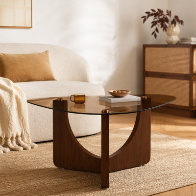 Table basse triangulaire de style rétro avec un plateau en verre trempé de couleur thé et des pieds triangulaires en panneau de fibres à densité moyenne de couleur noyer. Idéal comme table d'appoint de canapé, table de coin, table basse portable pour le salon.
