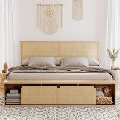 Structure de lit très grand en rotin naturel avec armoires de rangement avec porte de grange coulissante et tête de lit à DEL. Lit plateforme avec pieds en bois Boho. Aucun sommier tapissier requis. Assemblage facile