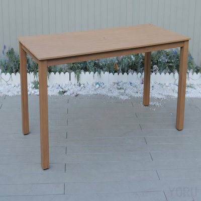 Une table de salle à manger en imitation bois texturée en bois, simple mais avec une sensation de haute qualité. Il a un petit plateau de table et est parfait pour les pique-niques en plein air. Il est fait de bois de teck, mesurant 68,9 pouces.