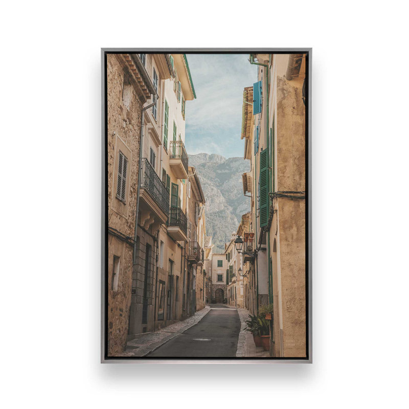 Impression sur toile Mountain Village Passage, Cadre flottant en chrome poli, H 36,75 po x l 24,75 po x P 1,75 po