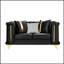 Canapé luxueux deux places en velours capitonné avec des accents métalliques et une texture brodée pour une décoration de salon élégante