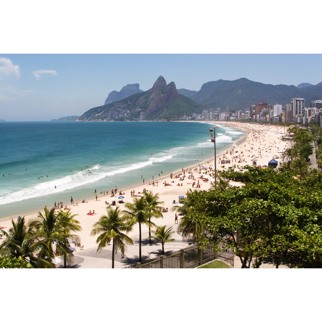 Beach Waves On Ipanema Beach von Richmatts - Kunstdrucke auf Leinwand ohne Rahmen