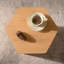 Table basse moderne au design hexagonal et au grain de bois réaliste, entièrement assemblée pour les petits espaces, 39,6 x 34,8 x 48 cm, table d'appoint au grain naturel, idéale pour les espaces de vie.