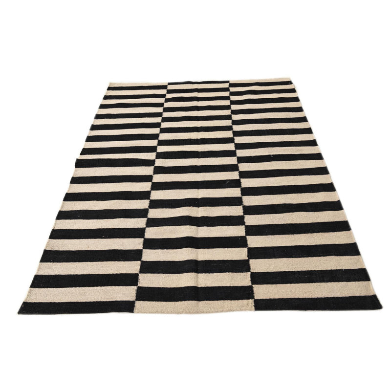 Tapis noir et blanc 4 pi 4 po x 5 pi 9 po Petrella
