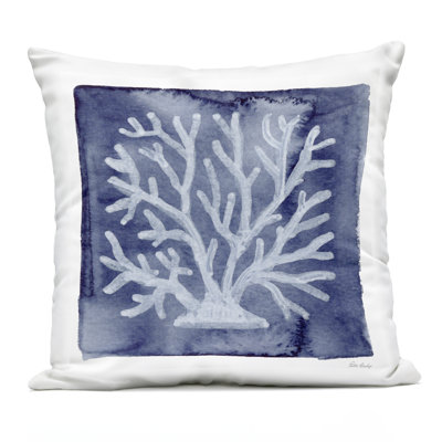 Coussin d'extérieur imprimé corail blanc sur indigo, design par Patti Bishop