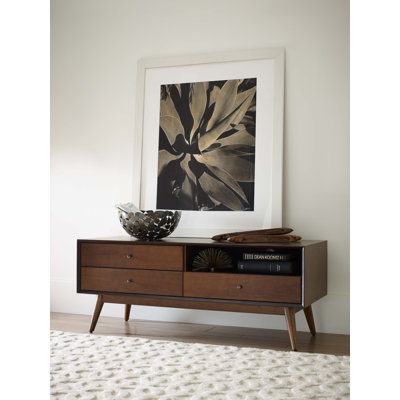 Meuble télé de rangement à trois tiroirs Adore Decor Brookline, style Mid-Century, console multimédia pour téléviseur de 50 po ou moins, teint en noyer avec quincaillerie à finition antique