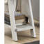 Table d'appoint contemporaine blanche avec tablette - Plateau en placage de bois dur offrant un espace de rangement supplémentaire et pieds élancés et inclinés. Plateau raffiné, pratique et élégante.