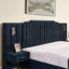 Structure de lit tapissier très grand avec tissu en velours-292450126