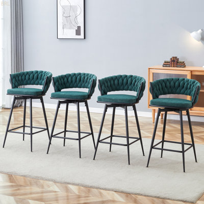 Un ensemble de quatre tabourets de bar rotatifs avec des coussins en coton et en lin respirants, avec un siège vert rétro et une structure en fer peint en aérosol noir. Convient aux restaurants et aux bars