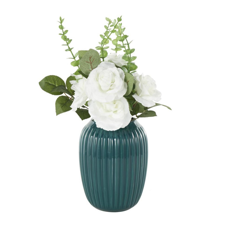 Cole et feuillage naturel en tissu gris avec feuilles vertes et vase rond en céramique