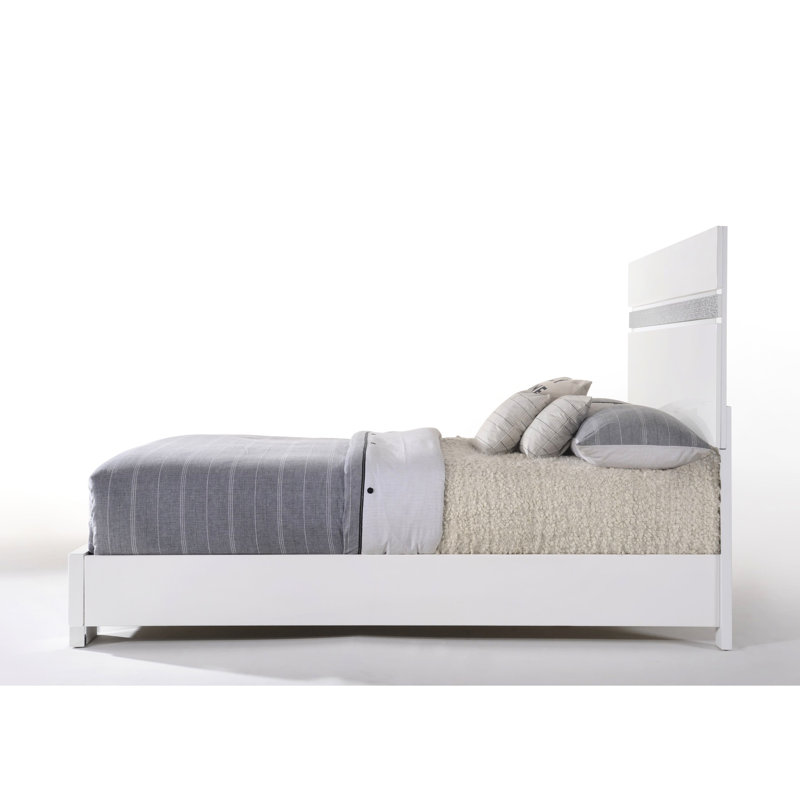 Lit à panneau Ii blanc ultrabrillant avec garniture et pieds scintillants décoratifs, sommier tapissier à utiliser, 4 lattes et 8 supports, conception à profil bas, finition des pieds en bloc, fabriqué en placage de bois d'hévéa