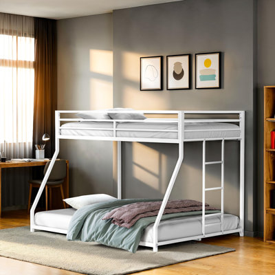 Lit simple superposé simple au-dessus d'un lit double en métal avec matelas prêt à l'emploi, réversible attaché, construction, lit au fini blanc mat, blanc, prêt pour les meubles de chambre à coucher