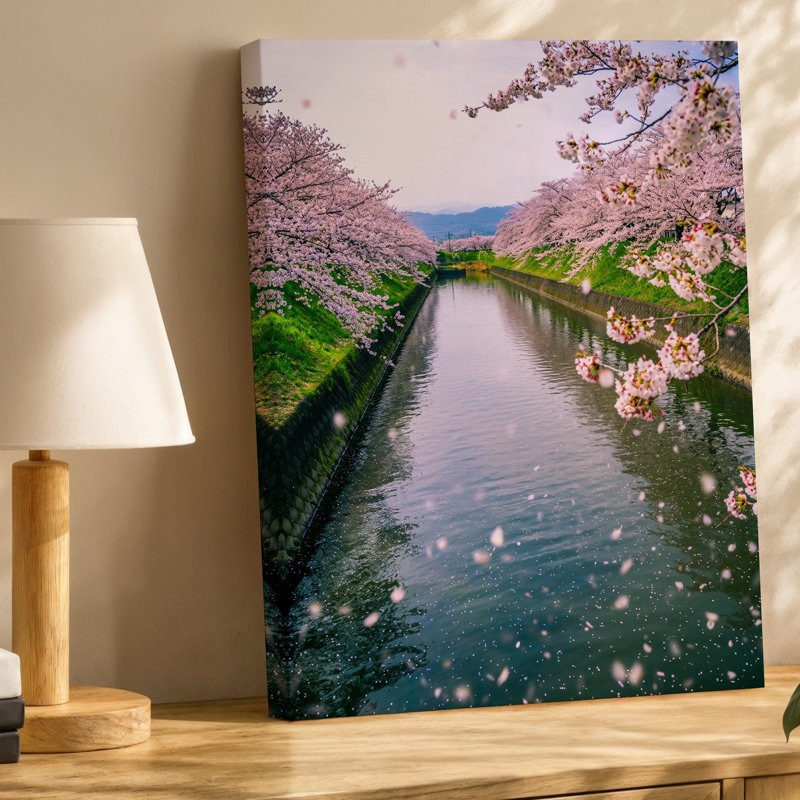 Toile, "Un paysage serein avec une rivière tranquille bordée de verdure et d'art de cerisiers en fleurs en pleine floraison"