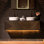Meuble-lavabo flottant mural de 60 po - lavabos vasques doubles en céramique, comptoir en pierre reconstituée noire et élégantes décorations noires / dorées peintes à la main et style mural peu encombrant