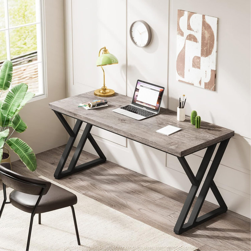 Bureau d'écriture moderne de 55 po avec pieds en métal en forme de Z, bureau d'ordinateur robuste pour bureau à domicile ou bureau, bureau en bois gris rustique, surface de travail spacieuse et cadre robuste, bois brun