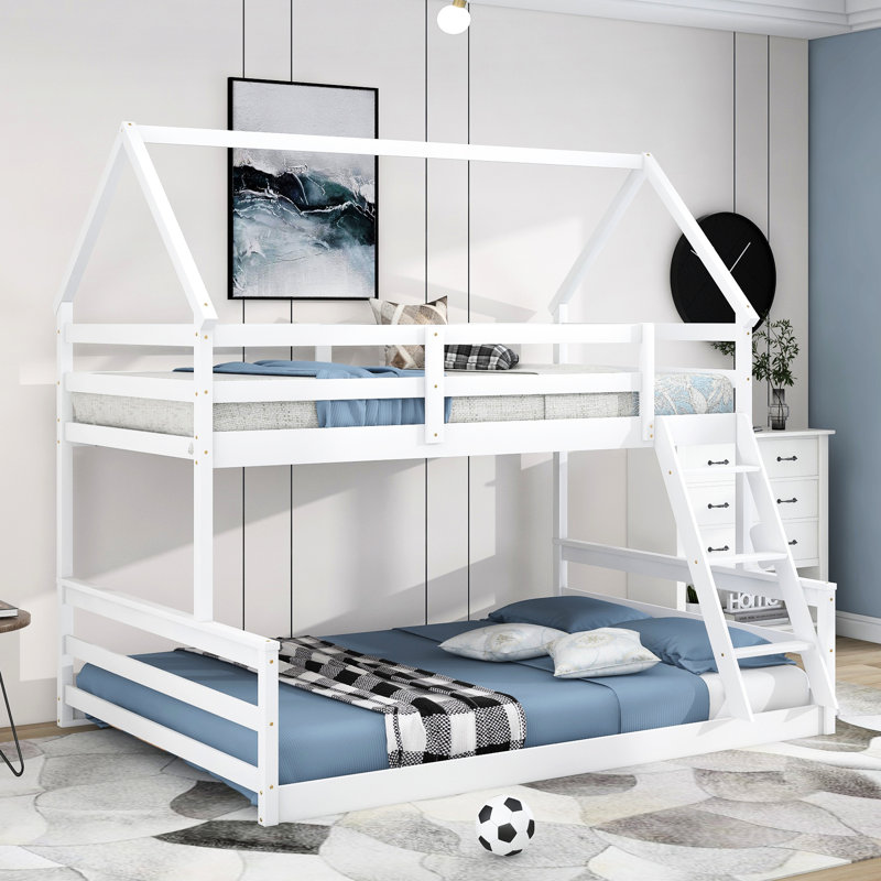 Lit superposé simple au dessus d'une maison double, de couleur blanche, encastré, toit incliné, sécuritaire et confortable, espace polyvalent, structure