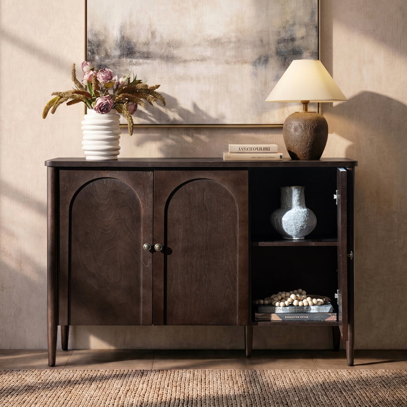 Buffet de style arqué moderne à 3 portes de 47 po avec tablettes réglables et colonnes en bois massif Leominster, Auburn
