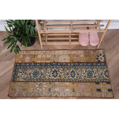 Tapis turc rétro fabriqué à la main avec un motif floral en laine, parfait pour rehausser l'élégance naturelle de votre entrée