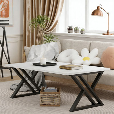 Table basse moderne moderne avec plateau en faux marbre et structure en métal noir, centre de table de style industriel pour le salon, la chambre à coucher ou le bureau personnel