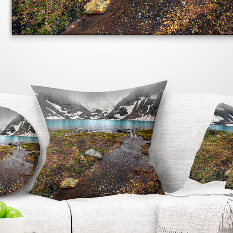 Coussin nuageux au-dessus du lac Mountain, 18 po x 18 po, Coussin décoratif