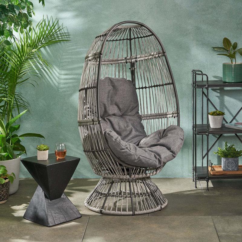 Fauteuil pivotant confortable en osier pour la détente et le style