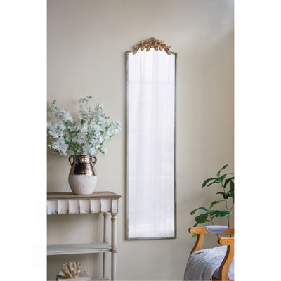 Grand miroir rectangulaire 18,1 x 1,6 x 70,9 po avec cadre ivoire délavé et couronne florale dorée