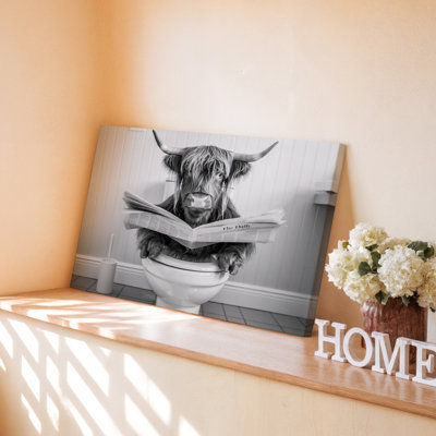 Reproduction d'art sur toile humoristique «Highland Cow lecture journal sur toilette noir blanc» pour le salon, la chambre à coucher, le bureau, le couloir, le vestibule, le mur de la galerie et la décoration intérieure moderne