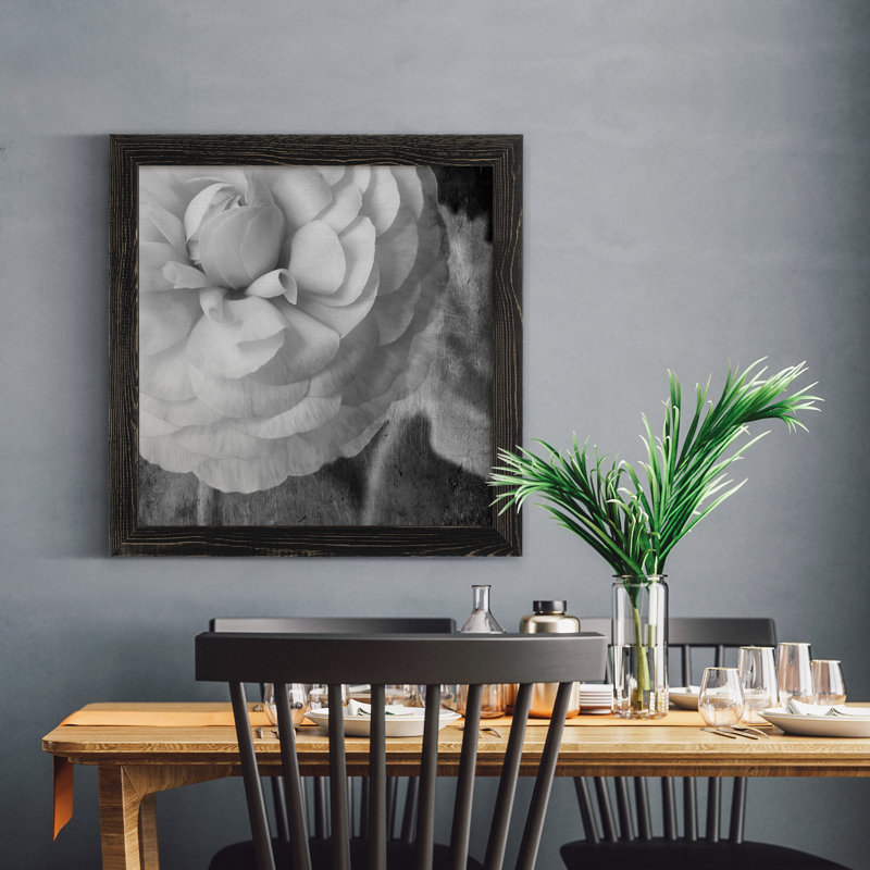 Renoncule foncé II - cadre photo, H 17 po x l 17 po x P 1,5 po, Toile avec cadre noir, Pas de tapis