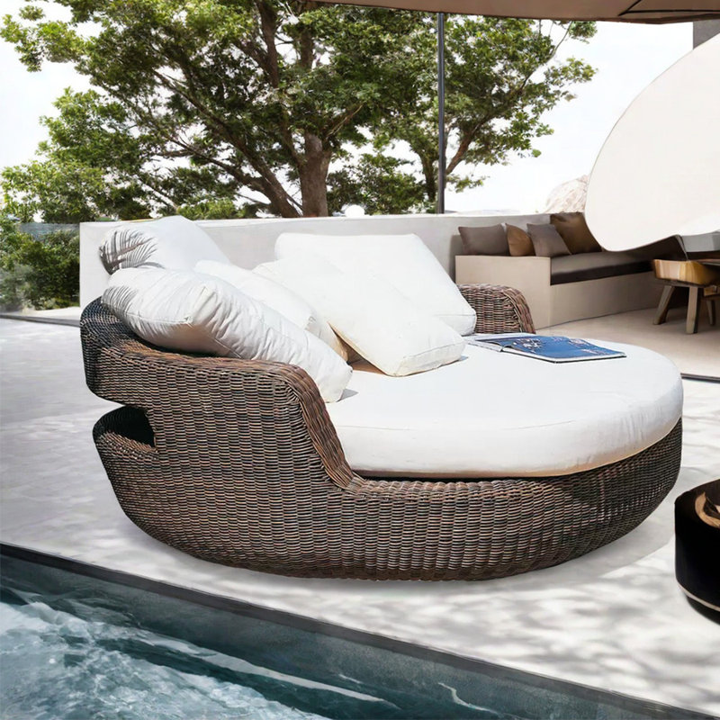 Lit de jour de patio en polyuréthane imperméable Courtyard 62,99 d'extérieur avec coussins Sunbrella® Courtyard