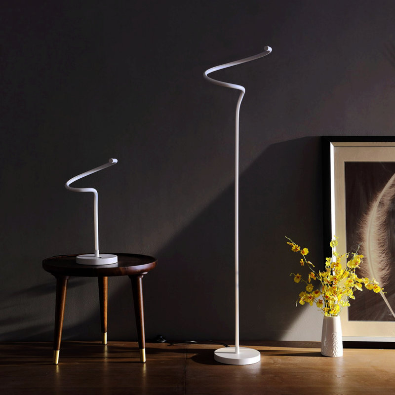 Lampe sur pied à DEL 50,75 po Kaylar