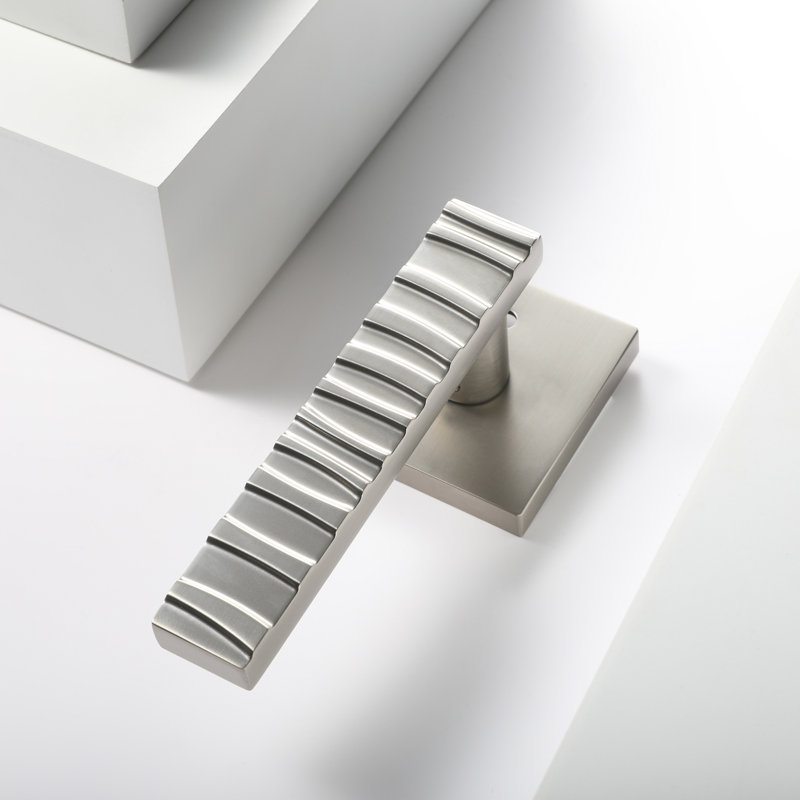 Faux levier de porte moderne en nickel satiné Groove, Gauche, Nickel satiné, Mannequin