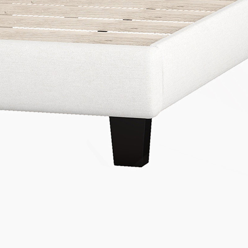 Lit plateforme tapissier avec tête de lit courbée et détails capitonnés
