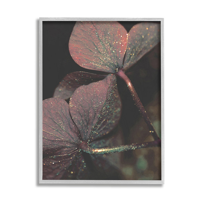 «Red Sparkle Petals» par Daphne Polselli - impression d'art graphique, H 20 po x l 16 po x 1,5 po, Cadre noir
