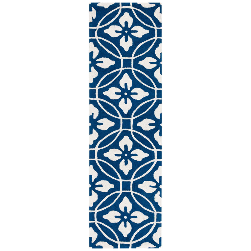 Tapis à motif géométrique bleu marine et ivoire crocheté à la main pour l'intérieur et l'extérieur Berchmans