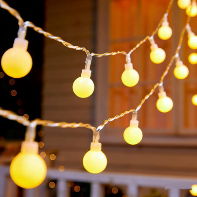 Guirlande de lumières sphériques à piles de 33 pi avec lumières à DEL suspendues et imperméables pour l'intérieur et l'extérieur