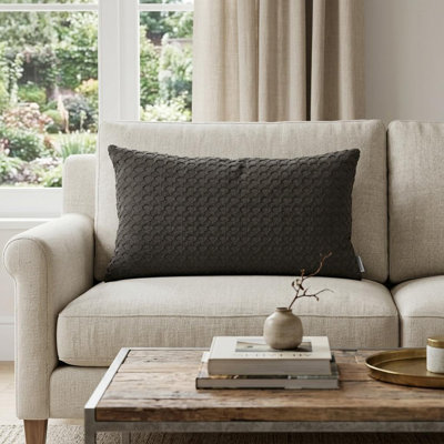 Coussin lombaire 14 po x 26 po en coton gris foncé avec texture