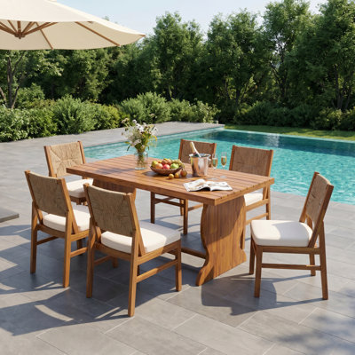 Ensemble de salle à manger de patio Kinetic pour 6 personnes, style côtier moderne, en bois d'acacia, avec chaises de salle à manger en osier, coussins déperlants et plateau de table à lattes.