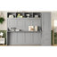Grand lit gris avec des idées de rangement pratiques pour grand lit