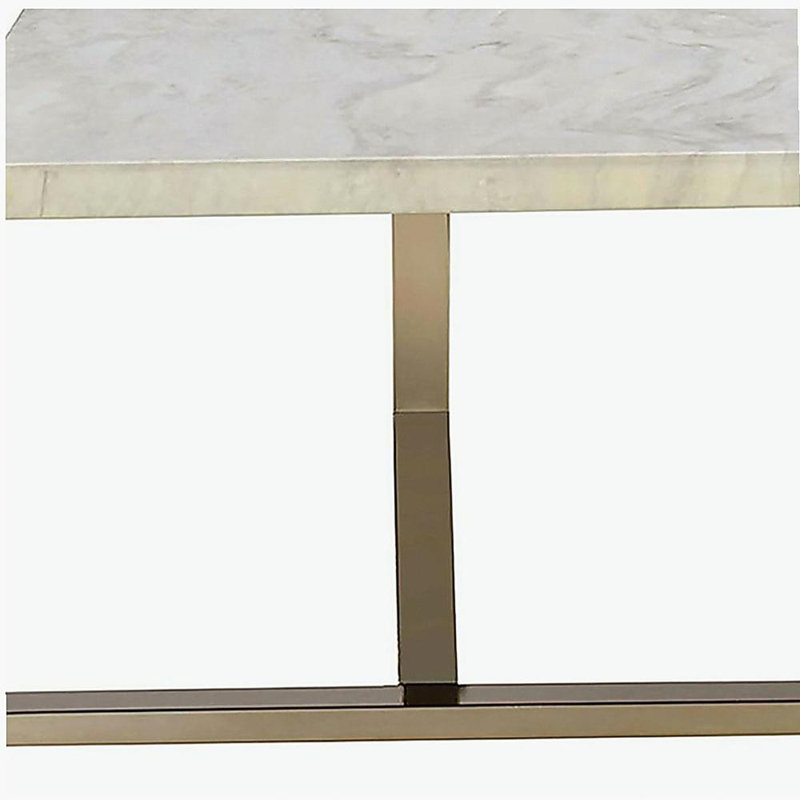 Table basse blanche et champagne