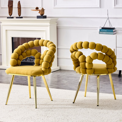 Ensemble de quatre chaises d'appoint en velours jaune et or