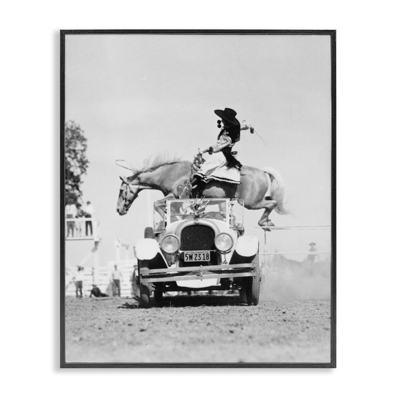 «Rodeo Girl» sautant cheval noir, estampe numérique par Daphne Polselli, Giclée encadrée noir minuit, H 30 po x l 24 po