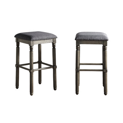 2 tabourets de bar rembourrés en bois gris - décor rustique chic pour la salle à manger, siège rembourré, finition gris délavé, garniture cloutée bronze, 2 coussins, rembourrage en mousse, l 16 po x P 16 po, H 29,02 po