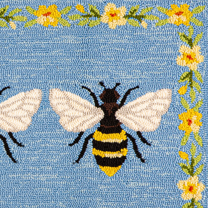 Caitlynd Indoor/Outdoor 3 Bees Hooked Polypropylene Accent Rug 24"x42"