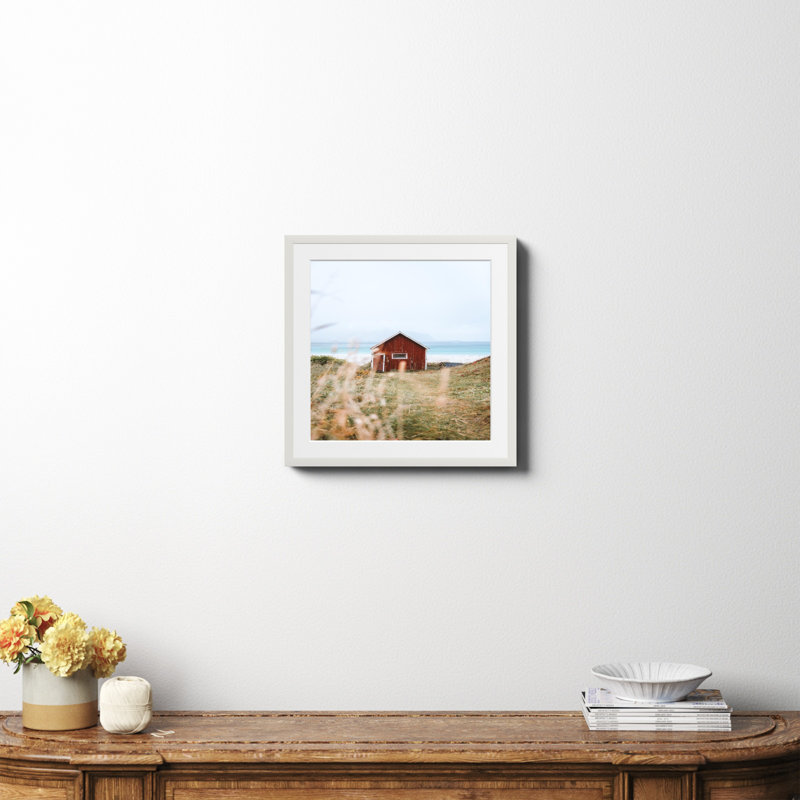 Red Cabin II - impression d'un seul cadre photo, Oui, Papier avec cadre blanc, H 20 po x l 20 po x P 0,75 po