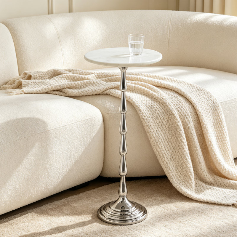 Table d'appoint ronde en aluminium argenté et marbre blanc avec base à piédestal, table d'appoint moderne Glam pour le salon et la chambre à coucher - 12 po de diamètre