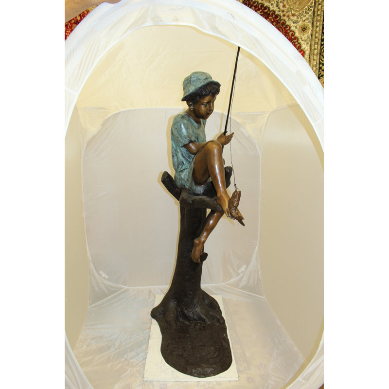 Garçon assis sur un arbre et statue en bronze de pêche - Taille: L 34 po x l 28 po x H 64 po.