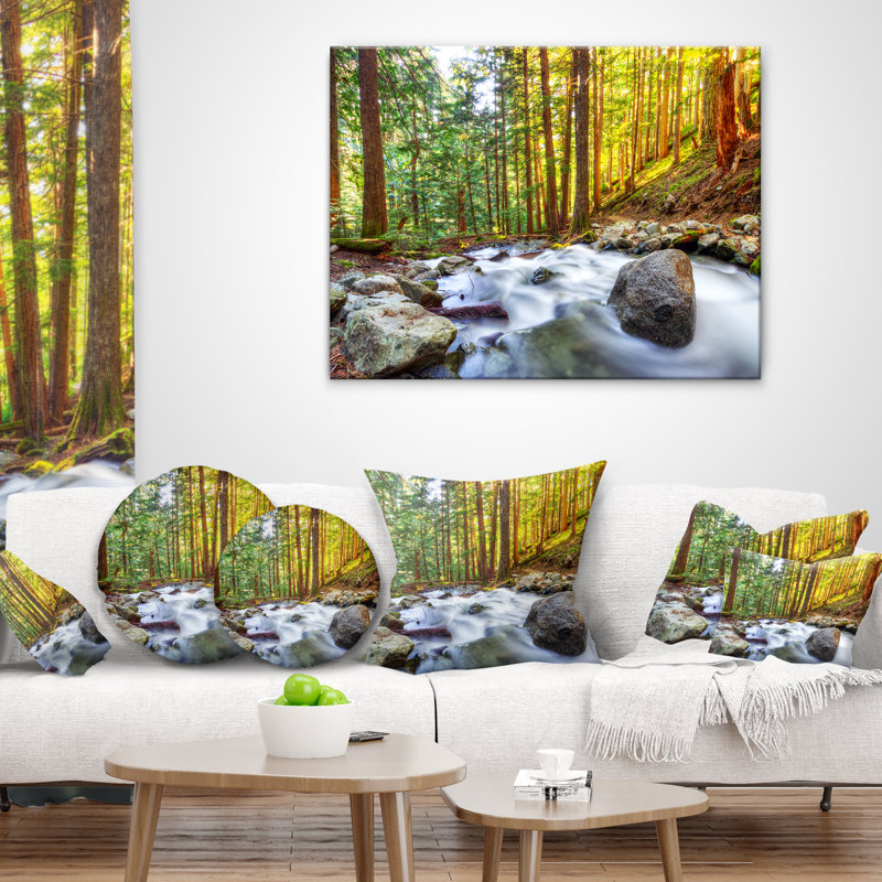 Coussin ruisseau qui coule à travers la forêt, 16 po x 16 po, Coussin décoratif