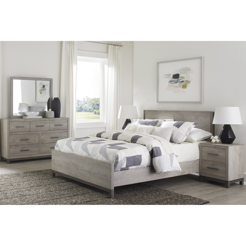 Grand lit gris - planche de bois