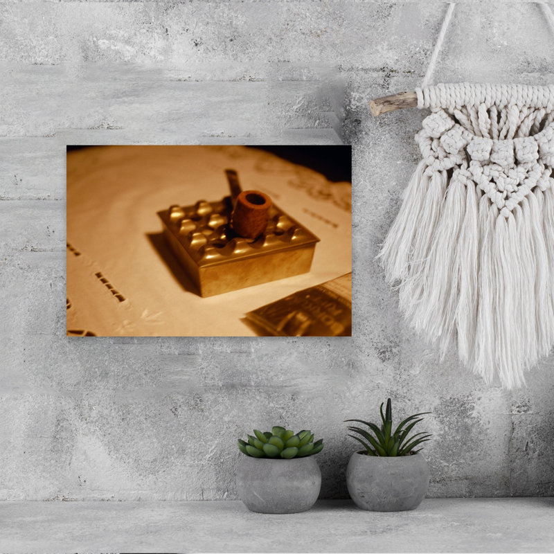 Gros plan d'une miniature sur une nappe fumant sur un napperon sur une table, art mural rétro, H 12 po x l 18 po